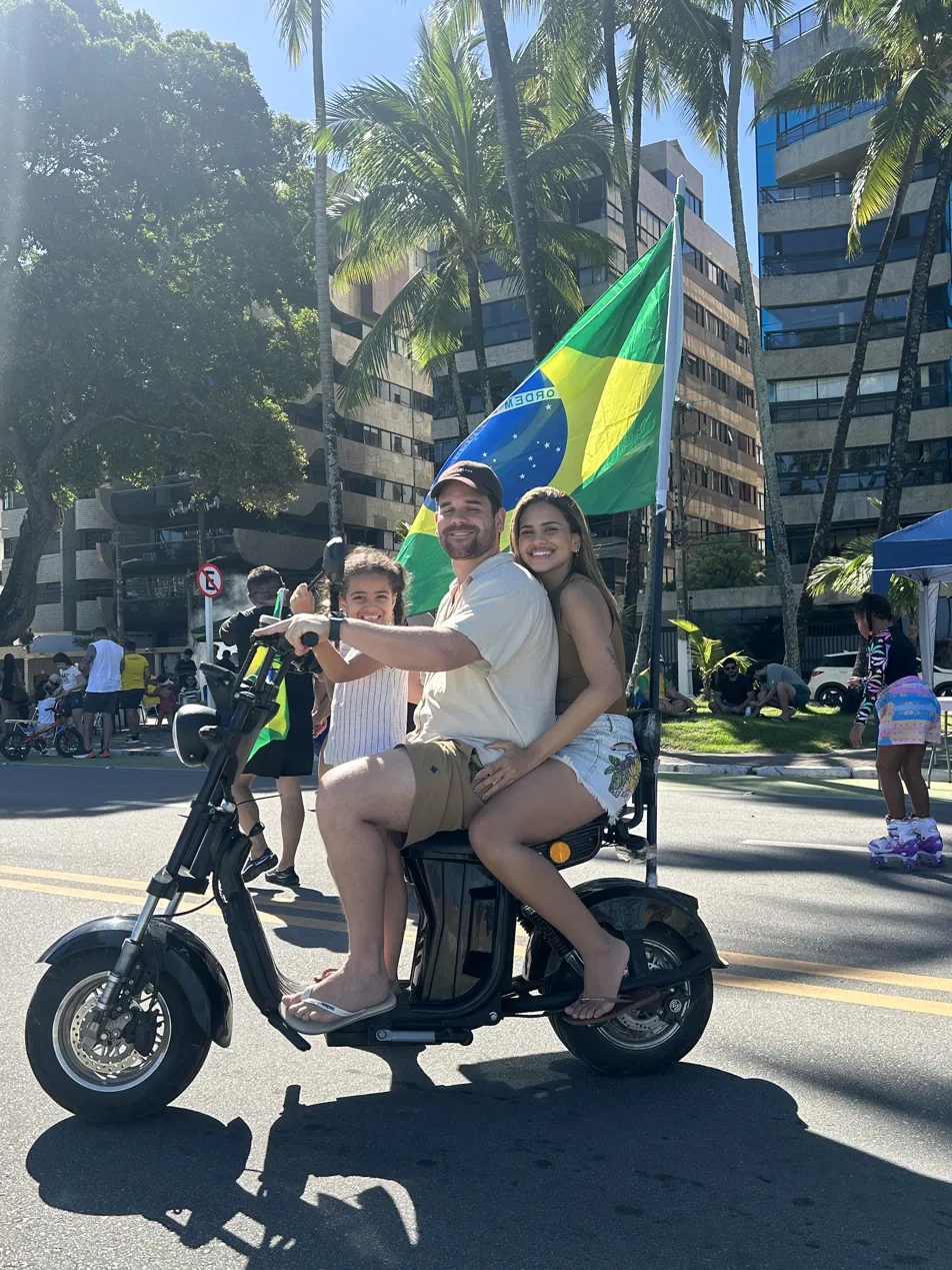 Momento 2 de uma família aproveitando a experiência VoltGO em Maceió