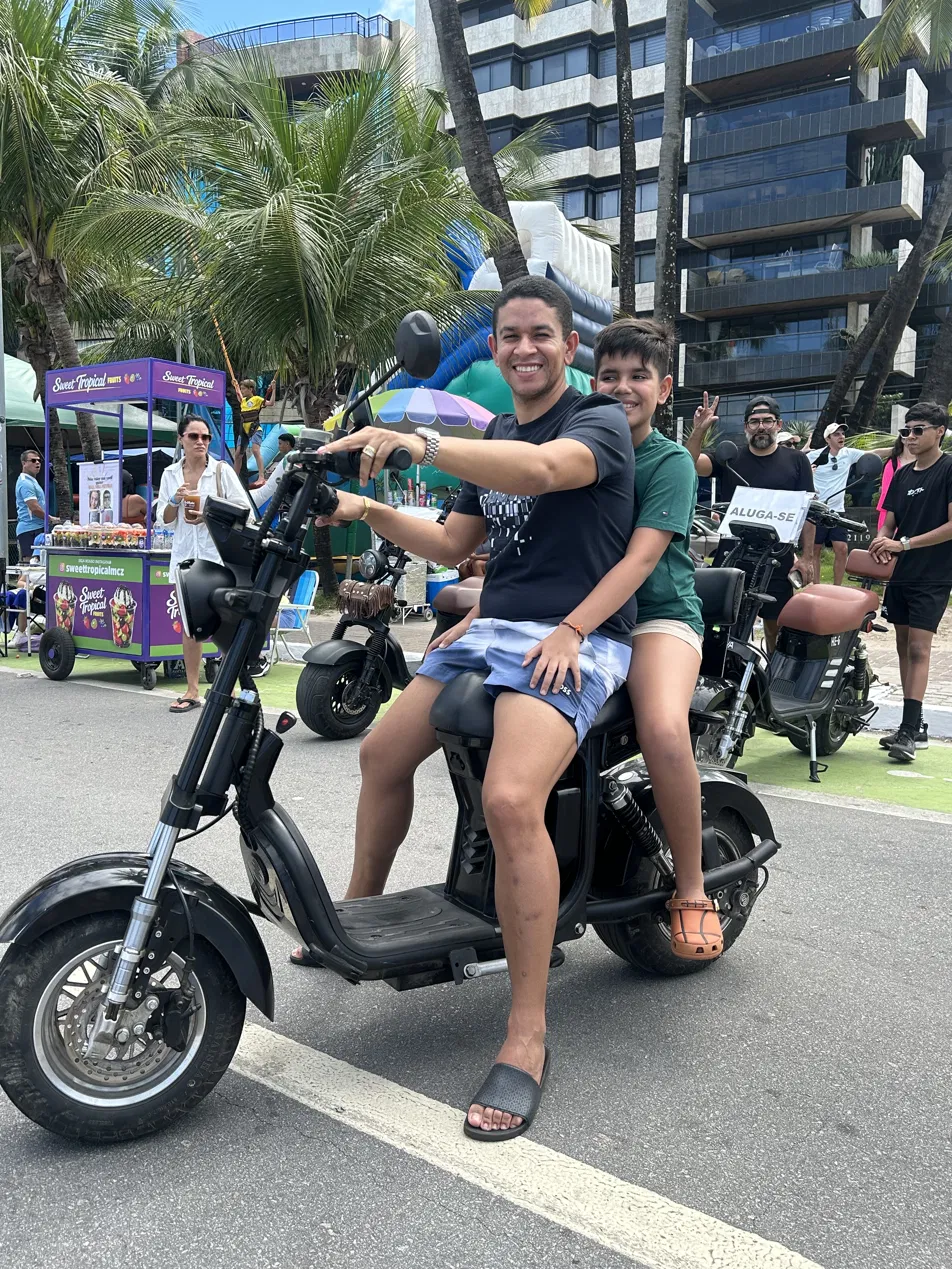 Momento 3 de uma família aproveitando a experiência VoltGO em Maceió