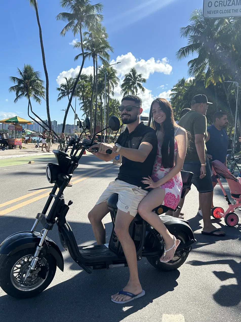 Momento 4 de uma família aproveitando a experiência VoltGO em Maceió
