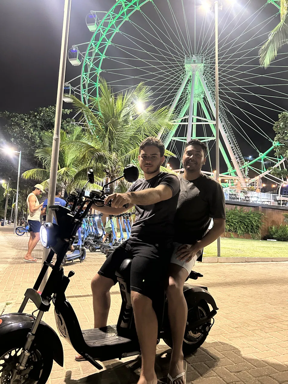 Momento 5 de uma família aproveitando a experiência VoltGO em Maceió