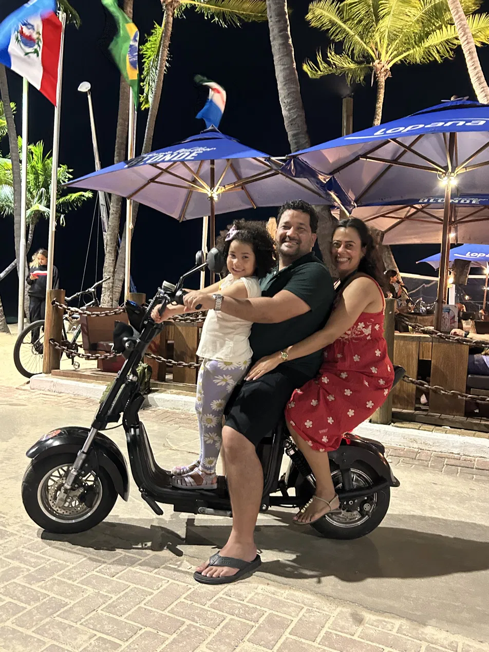 Momento 6 de uma família aproveitando a experiência VoltGO em Maceió